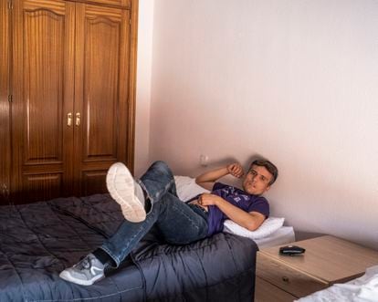 Yago Arnesto, descansando en su cama, en su casa en San Sebastián de los Reyes, parte del proyecto 'Mi casa'. 