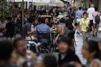 Terrazas de bares y restaurantes llenas en la calle Blai en el Barrio del Poble Sec, el pasado verano.