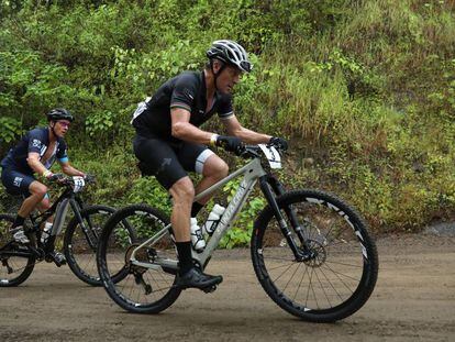 Lance Armstrong (en primer término), en una carrera ciclista en Jaco (Costa Rica) en noviembre de 2018.