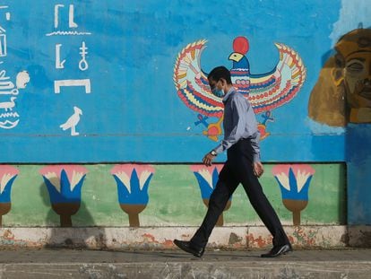 Un hombre con mascarilla camina por El Cairo, en Egipto, el 21 de octubre de 2020, durante la primera ola de la pandemia de covid-19.