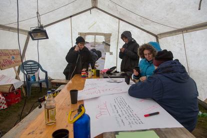 Punto de recepción y prensa en el campamento de activistas y organizaciones en en Keyenberg.