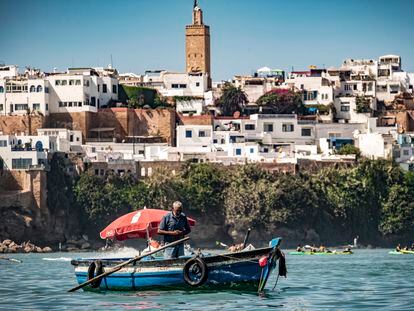 Un barquero atraviesa sin turistas el río Bou Regreg, entre la ciudad de Sale y la capital de Marruecos, Rabat.