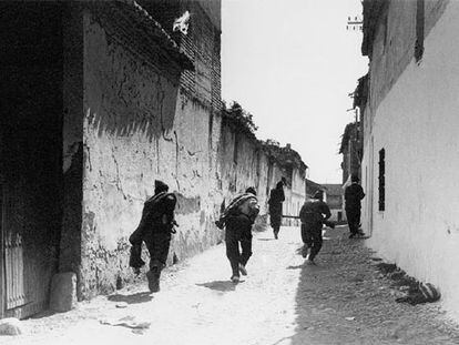 Frente de Talavera, julio de 1936. Despliegue de milicianos por las calles de la localidad.