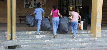 Operarias recogen la basura de un colegio de Jerez. 