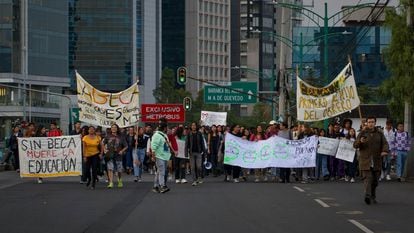 Estudiantes de la UNAM, durante un bloqueo en Insurgentes Sur por el retiro de  becas, el pasado 11 de abril.