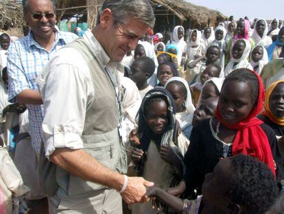 Fotografía de 2008 facilitada por la ONU y la Misión Africana en Darfur (Unamid), del actor George Clooney, designado Mensajero de la Paz por la ONU, con niños en el campo de refugiados de Zamzam, al norte de Darfur (Sudán). Clooney siempre ha mostrado una faceta humanitaria y ha estado muy comprometido con la situación de Sudán del Sur. De hecho, sus protestas le llevaron a ser detenido en 2012 y acusado de desobediencia civil por manifestarse a las puertas de la Embajada de Sudán en Washington.