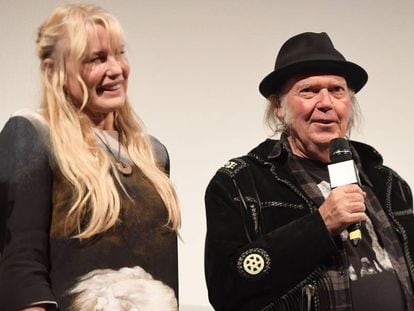 La actriz Daryl Hannah y el músico Neil Young.