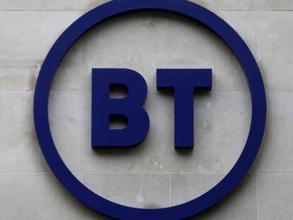 Logo de BT en su sede, en Londres.