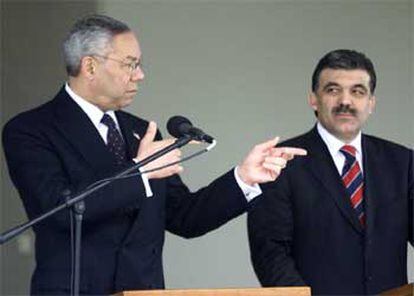 Colin Powell, tras su reunión con Abdulá Gul, a la derecha, durante la rueda de prensa conjunta.