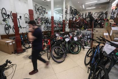 Interior de la tienda de bicis Calmera, una de las más grandes de Madrid, este miércoles. 