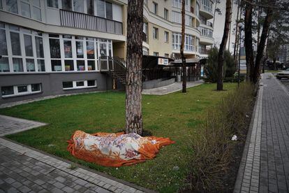 Un cadáver tapado con una manta en una calle de Irpin, localidad a las puertas de Kiev que ha estado durante semanas asediada y ocupada por tropas rusas. 