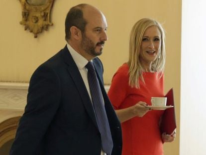 Cifuentes y Roll&aacute;n se dirigen a la primera reuni&oacute;n del Gobierno