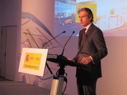 El ministro de Fomento, Íñigo de la Serna, este lunes, en la presentación de los proyectos para Barcelona.