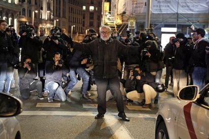 Un manifestante se para ante dos taxis en una calle céntrica de Madrid.