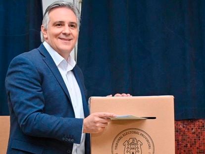 El nuevo gobernador de Córdoba, Martín Llaryora, este domingo al emitir su voto.