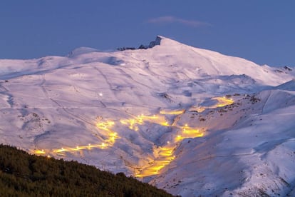 Las pistas Maribel y Río, en Sierra Nevada (Granada), iluminadas.