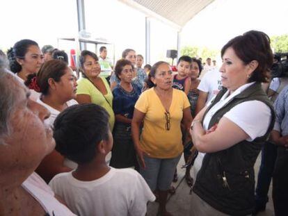 Rosario Robles (derecha) en una comunidad de Guerrero.