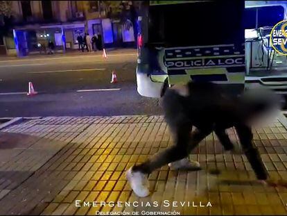 Imagen del conductor dando saltos de capoeira ante los agentes en Sevilla
