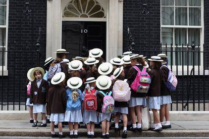 Escolares visitando el n&uacute;mero 10 de Downing Street