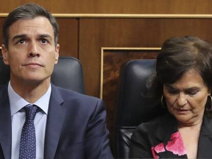 El presidente del gobierno Pedro S&aacute;nchez y la vicepresidenta Carmen Calvo en el hemiciclo del Congreso de los Diputados.