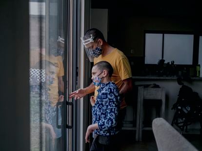 Patricio De Loza, junto a su padre, Felipe, en su casa en el municipio de Metepec, el 10 de marzo del 2021.