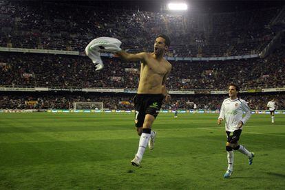 Jonas celebra su gol en Mestalla ante el Barcelona.