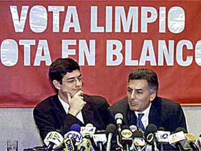 Álvaro Vargas Llosa (a la derecha) y Jaime Bayly piden ayer el voto en blanco en las elecciones peruanas.