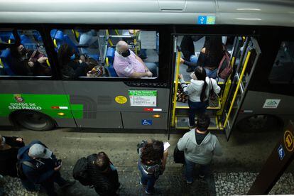 Pasajeros de transporte público, en Barra Funda, São Paulo, este 4 de junio.