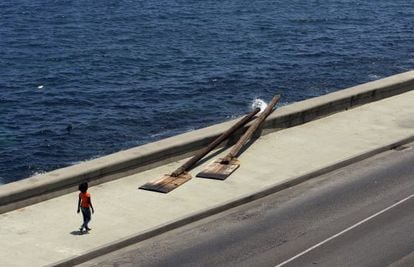 Unos remos gigantes colocados en el malecón de La Habana como parte de la XI Bienal de Arte de la capital cubana