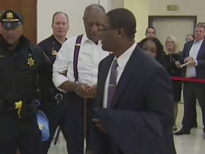 Bill Cosby abandona este martes un juzgado de Pensilvania. En vídeo, así ha sido la entrada de Cosby al juzgado.