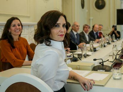 María Eugenia Carballedo, primera por la izquierda de Isabel Díaz Ayuso, durante el Consejo de Gobierno extraordinario por el coronavirus.