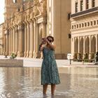 GRAF2291. ZARAGOZA, 12 de diciembre de 2021 - Este jueves una niña se hace un selfie en la Fuente de Goya de Zaragoza. La delegación del Gobierno en Aragón recomienda extremar las precauciones ante la ola de calor que afectará al país y a la Comunidad en los próximos días, con temperaturas previstas que superen los 40 grados en el Valle del Ebro, Cinco Villas, Zaragoza Ibérica o Bajo Aragón en Teruel . EFE / Tony Galán