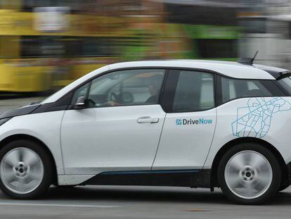 Un veh&iacute;culo de una compa&ntilde;&iacute;a de coches compartidos circula por Berl&iacute;n, este martes.