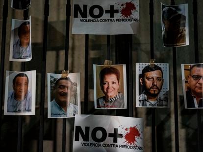 Fotografías de periodistas mexicanos asesinados fueron montadas frente a la Secretaria de Gobernación en una manifestación en la Ciudad de México, en febrero de 2022.