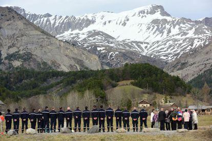 Familiares de las víctimas y miembros del equipo de rescate en el memorial por los fallecidos en el siniestro del avión de Germanwings.