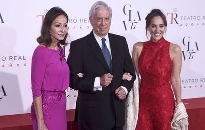 Tamara Falcón con su madre, Isabel Preysler, y el escritor Mario Vargas Llosa el pasado día 2 en la reapertura del Teatro Real en Madrid.