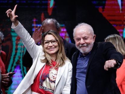 Luiz Inacio Lula da Silva y su esposa Rosangela da Silva saludan a sus seguidores  el 2 de octubre de 2022 en Sao Paulo, Brasil.