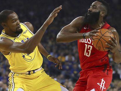 Kevin Durant trata de frenar a Harden.