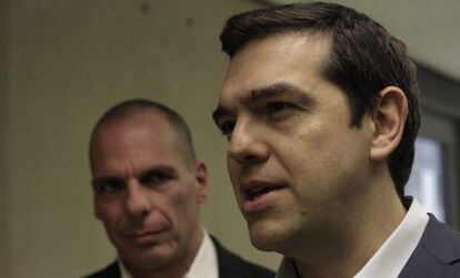 Alexis Tsipras (derecha) y Yanis Varoufakis, este mi&eacute;rcoles en Atenas. 