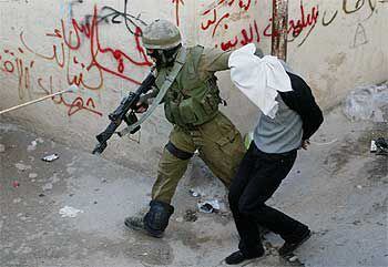 Un soldado israelí detiene a un palestino en el campo de refugiados de Aida, cerca de Belén, en una operación  contra activistas de Hamás.