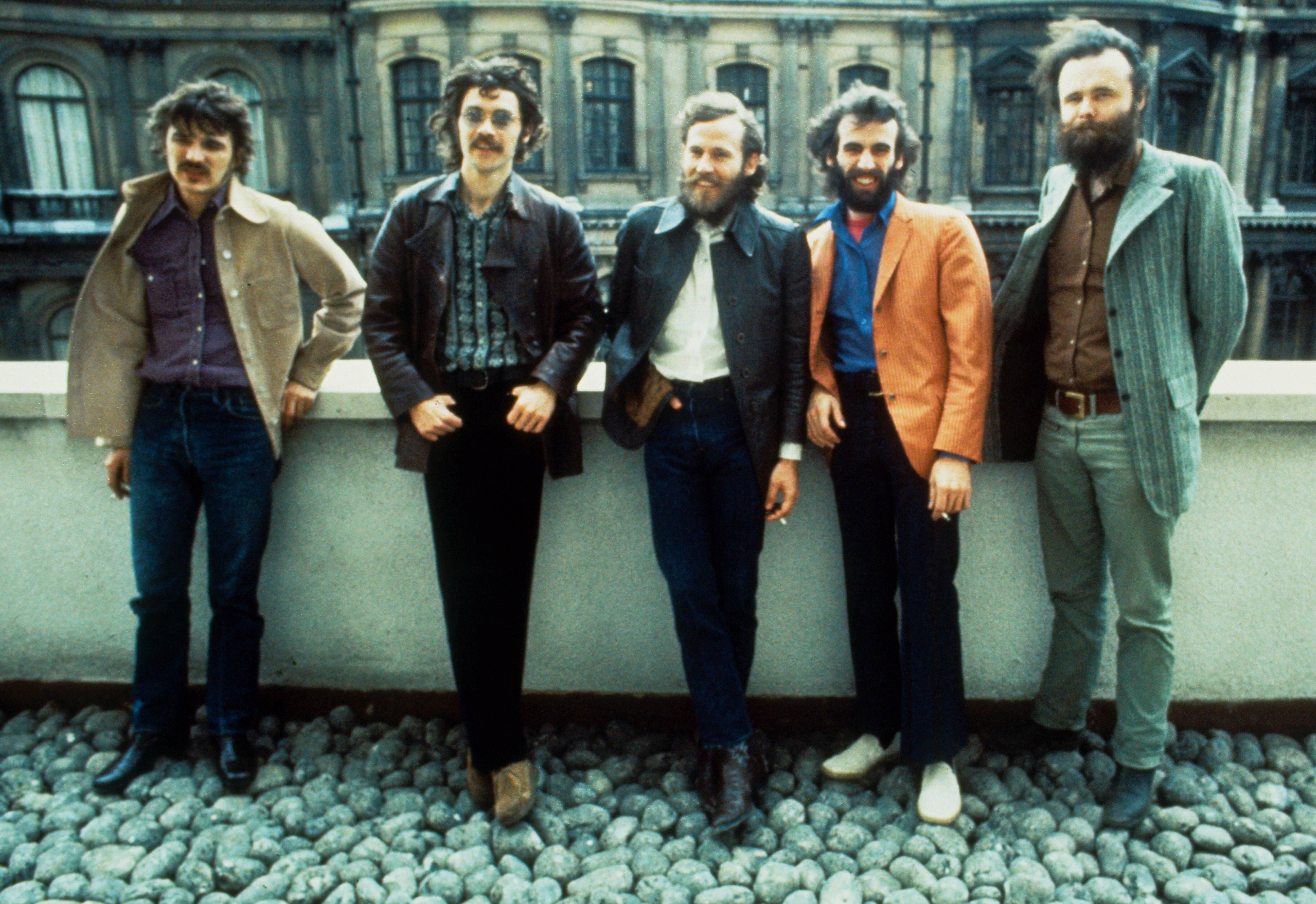 De izquierda a derecha, Rick Danko, Robbie Robertson, Levon Helm, Richard Manuel y Garth Hudson, miembros de The Band, en Londres en 1971.