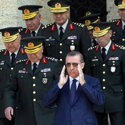 Erdogan, con el general Necdet Özel a la izquierda, ayer en Ankara.
