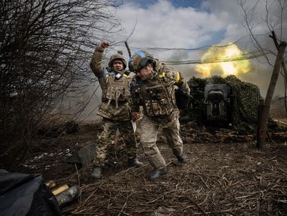 Unos soldados ucranios, de la brigada mecanizada 31, atacan posiciones rusas cerca de Marinka, en el sureste de Ucrania, el 20 de febrero.