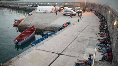 Un grupo de migrantes rescatados en el estrecho de Gibraltar espera en el puerto de Tarifa en septiembre de 2019.