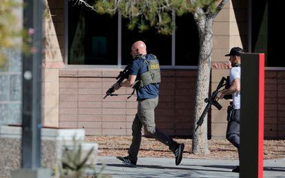 Policías entran al campus de la universidad, el 6 de diciembre en Las Vegas (Nevada).