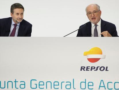 Antonio Brufau, presidente de Repsol y Josu Jon Imaz, Consejero delegado, durante la junta de accionistas dela compañía de 2023.