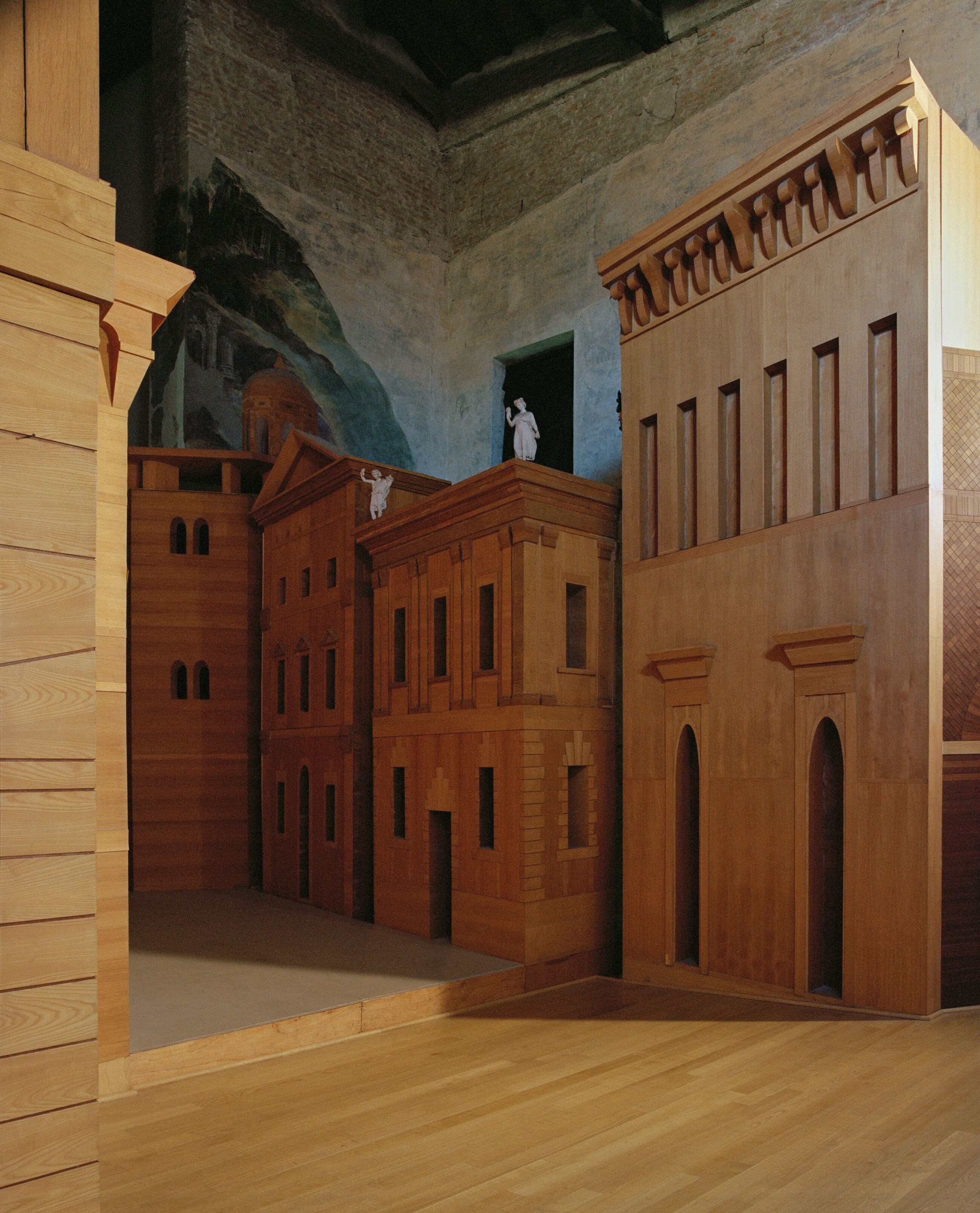 Tras la desaparición de la escenografía original de Scamozzi, los arquitectos Anna di Noto y Francesco Montu realizaron nuevas estructuras con perspectiva artificial, inauguradas en octubre de 1996.