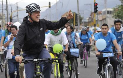 Peñalosa, en bicicleta, durante la campaña.