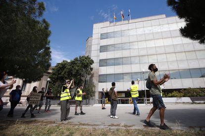 Trabajadores en ERTE que no han cobrado el paro protestan ante la delegación en Barcelona del SEPE, el servicio estatal de empleo.