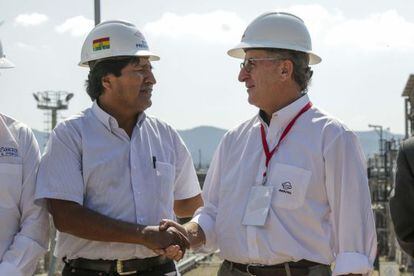 El Presidente de Repsol, Antonio Brufau, y el Presidente de Bolivia, Evo Morales, tras la visita que han realizado al campo Margarita-Huacaya.